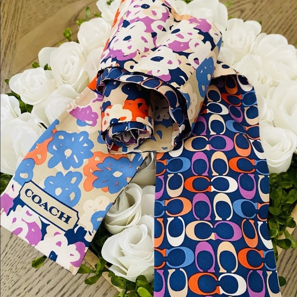 Coach Signature Scarf - Picture 1 of 7